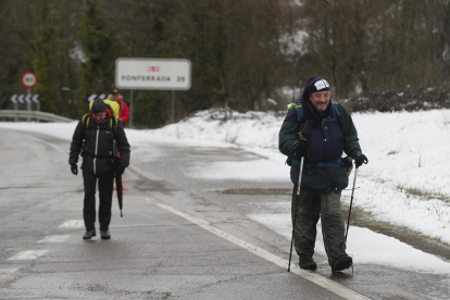 Los peregrinos siguen adelante pese a la nieve en el Bierzo. L. DE LA MATA