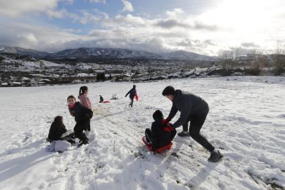 Niños jugando en la nieve en Bembibre. L. DE LA MATA