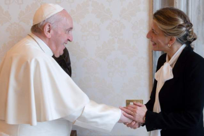 El papa saluda ayer a la vicepresidenta del Gobierno español, Yolanda Díaz, en una audiencia en el Vaticano. VATICAN MEDIA