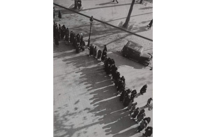 Imagen de gente en la cola del pan (1936-37). HEREDEROS DE MEY RAHOLA