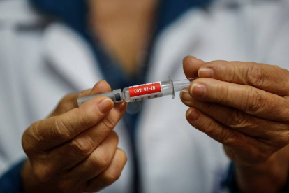 Una enfermera presenta la vacuna contra el COVID-19 desarrollada por el laboratorio chino Sinovac Biotech. SEBASTIAO MOREIRA