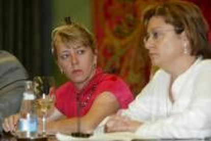 Jody Williams, con la concejala de Patrimonio y presidenta del Jacobeo 2004, Evelia Fernández