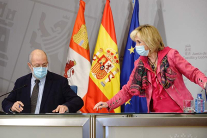 Francisco Igea y Verónica Casado, ayer en rueda de prensa tras el Consejo de Gobierno. NACHO GALLEGO