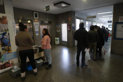 Pacientes del centro de salud de Pico Tuerto en el hall de entrada al mismo. L. DE LA MATA