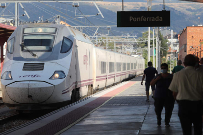 El Alvia Barcelona-Vigo, en 2020 en la estación de Ponferrada. DL