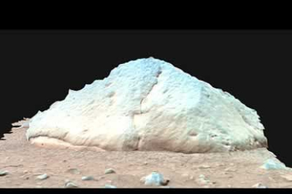 Los científicos creen que la roca, de forma de piramidal, está compuesta principalmente por basalto, lanzado sobre la superficie marciana hace millones de años por la erupción de un volcán.