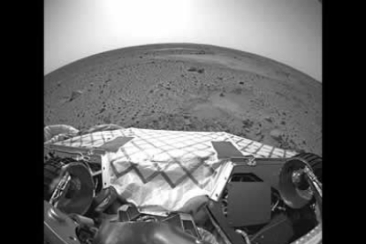 El vehículo robot 'Spirit' recibió instrucciones de la NASA para desplegar su plataforma de aterrizaje sobre el suelo marciano con el fin de realizar un pequeño paseo de tres metros.