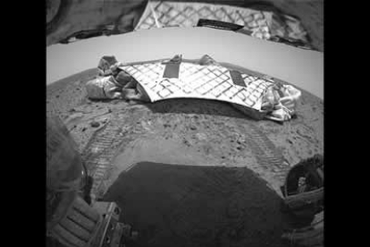 La salida del 'Spirit' de la plataforma de aterrizaje fue retrasada tres días, después de que la NASA detectó problemas para desinflar una de las bolsas que amortiguaron el aterrizaje de vehículo de transporte sobre Marte.