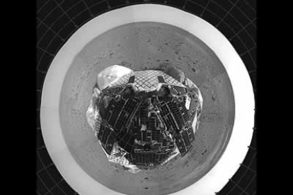 Esta es la imagen que presentaba la sonda Spirit a su llegada a Marte, asentándose en el planeta rojo y preparándose para tomar las primeras fotografías.
