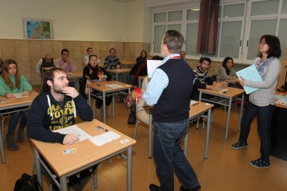 Los alumnos reciben instrucciones antes de comenzar el examen, ayer en León.