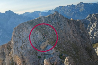 Los efectivos del Grupo de Rescate de la Junta auxilian a los montañeros en la cumbre del Pico La Bermella. JCYL