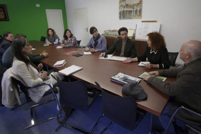 Laura Martín se reunió con los responsables municipales. F. OTERO