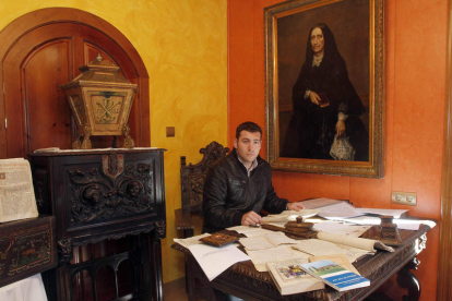 Esteban Álvarez, nombrado a sus 26 años ‘guardián del patrimonio de los Tusinos’, bajo el retrato de Bernarda Cuenllas.