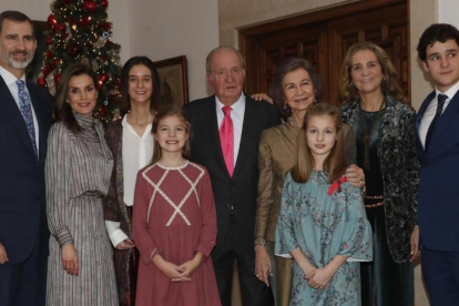 El rey Juan Carlos, con su familia excepto la infanta Cristina, en una sala de la Zarzuela.