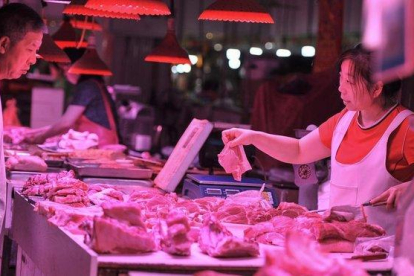 Un cliente compra carne en un mercado en Shenyang, en la provincia de Liaoning, al noreste de China.