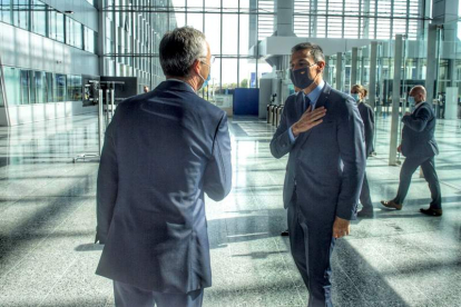 Pedro Sánchez saluda al secretario general de la Otan, Jens Stoltenberg, el miércoles en Bruselas. BORJA PUIG DE LA BELLACASA