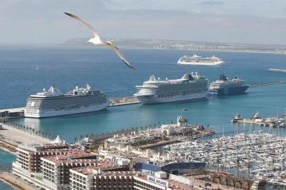 Vista de cuatro cruceros con cerca de 12.000 pasajeros en el Puerto de Alicante el pasado mes de mayo.