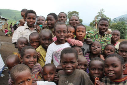 Un grupo de niños congoleños que han huido de la guerra que asola el país.