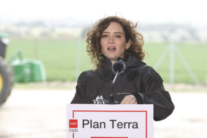 La presidenta de la Comunidad de Madrid, Isabel Díaz Ayuso, ayer en un acto con agricultores. ZIPI ARAGÓN