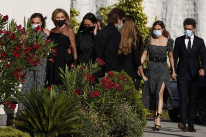 La actriz Ana Obregón (segunda por la izquierda) llega al funeral a los 48 días de morir su hijo. EFE