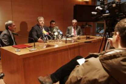 Casado, Macías, Ramón y Azuara, durante la presentación del convenio en las instalaciones de la Ciud