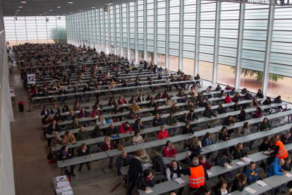 Más de siete mil personas realizan en Zamora el examen de oposición para aspirar a una de las 208 plazas de operario de servicios sanitarios de la Junta de Castilla y León. MIRIAM A. MONTESINOS
