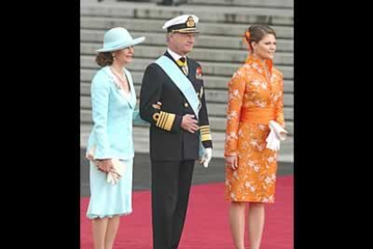 Los reyes de Suecia,<b> Carlos Gustavo </b>y<b> Silvia</b>, acompañados de su hija <b>Victoria</b>, la princesa heredera.