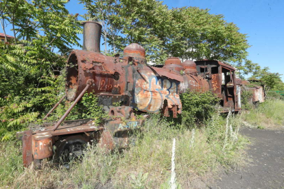 Imagen de las antiguas locomotoras abandonadas en Ponferrada, ayer. L. DE LA MATA