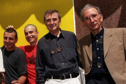 Gerardo Malla, en el centro, junto a Alonso de Santos (dcha.) y parte del elenco de ‘Salvajes’. ÁNGEL DÍAZ
