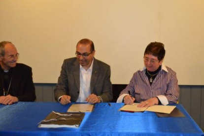 Firma del acuerdo de colaboración entre las asociaciones. DL