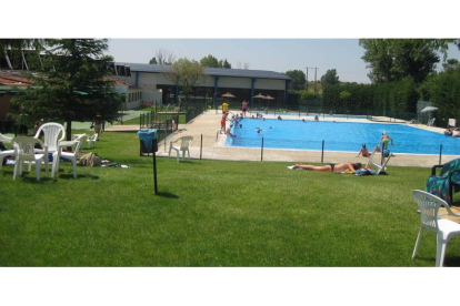 El complejo de verano dispone de dos vasos para el baño y la natación, uno para niños y otro para el resto de usuarios con unas dimensiones de 25×12 metros. RAMIRO