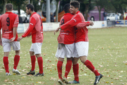 Los jugadores leoneses celebran el gol de la victoria conseguido por Yeray de penalti.
