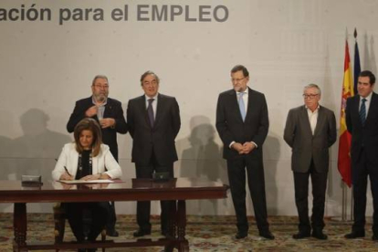Fátima Báñez firma del acuerdo del programa de activacion para el empleo, ante Rajoy y representantes de los sindicatos y las patronales, en la Moncloa.