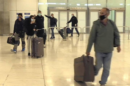Turistas españoles llegando hoy al aeropuerto Adolf Suárez-Madrid Barajas. EFE