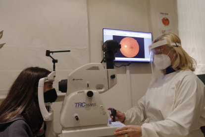 La revisión ocular con la última tecnología constituye uno de los servicios de Óptica Europa. MARCIANO PÉREZ