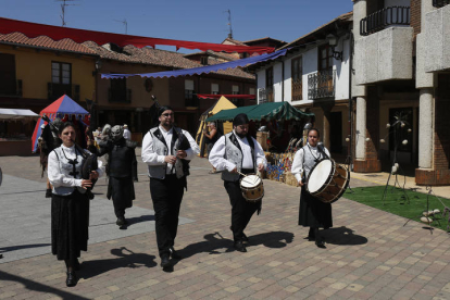 Grupo de música celta animando la fiesta de Mansilla de las Mulas.  FERNANDO OTERO PERANDONES