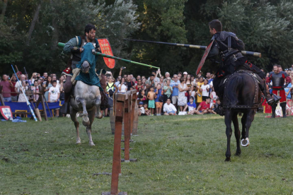 El torneo puso el broche de oro a una nueva edición de las jornadas medievales en Mansilla de las Mulas.  FERNANDO OTERO PERANDONES