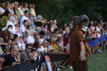 Miles de personas asistieron a ver el torneo medieval en Mansilla de las Mulas.  FERNANDO OTERO PERANDONES