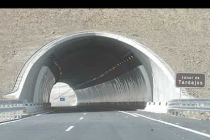 Tunel de Tardajos a la salida de Burgos, el único de la autovía con doble tubo y 135 metros de largo.