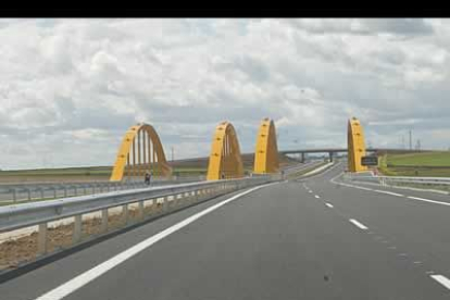 Viaducto que sobrepasa el canal de Castilla, mezcla de metal y hormigón,  características comunes de todas las estructuras en la provincia burgalesa.