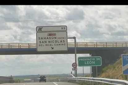 Se llega a la provincia de León en poco más de una hora, quedan unos veinte minutos para salir por Onzonilla hasta León.