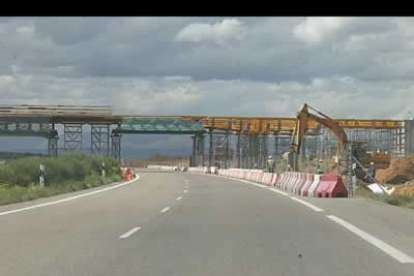 Pese a todo, la autovía sigue en obras, pero son los accesos al Centro Logístico de Hidrocarburos de León.