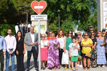 El Ayuntamiento de San Roque instala señales de tráfico contra la violencia machista.