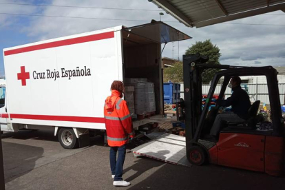 Un camión de Cruz Roja España repartiendo alimentos a la población vulnerabe. JORGE VARAS