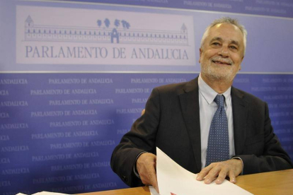 El expresidente de la Junta de Andalucía José Antonio Griñán, durante la comparecencia ante la prensa, ayer.