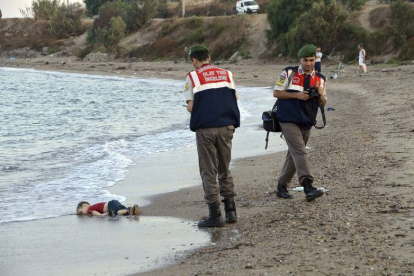 El cadáver del niño sirio muerto en la orilla ha conmocionado a la opinión pública