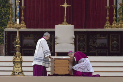 Llegada del féretro para la ceremonia fúnebre por el Papa emérito Benedicto XVI. MASSIMO PERCOSSI