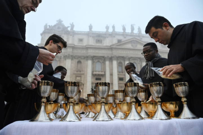 Varios clérigos preparan la Ecucaristía antes de la ceremonia fúnebre por el Papa emérito Benedicto XVI. EFE