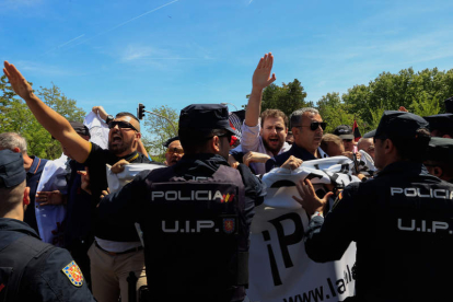 Ultras hacen el saludo fascista ante la puerta de entrada del cementerio de San Isidro. ZIPI