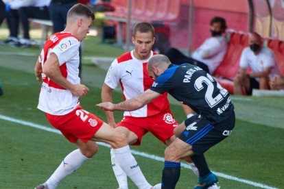 Paris Adot, presionado por dos rivales en el partido del último sábado en Montilivi ante el Girona FC. EDDY KELELE